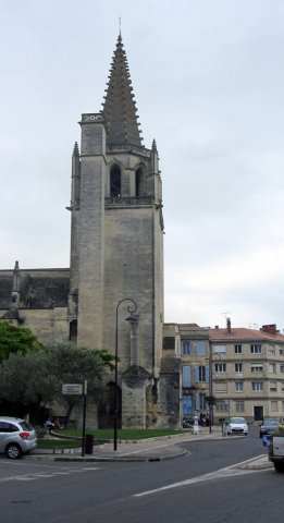06-10-Arles-21-0029-Tarascon-Kirche