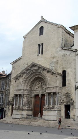 06-10-Arles-21-0110-Arles-Place-de-la-Republique-Kirche-St-Trophine