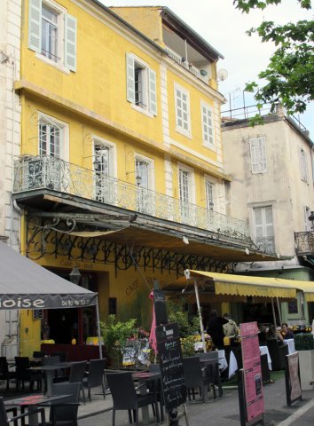 06-10-Arles-21-0178-Arles-Place-du-Forum-van-gogh